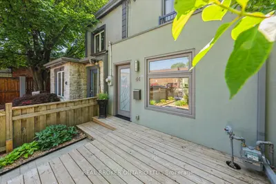 Att/Row/Townhouse in Toronto