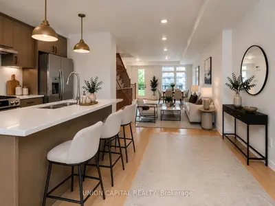 Att/Row/Townhouse in Whitby