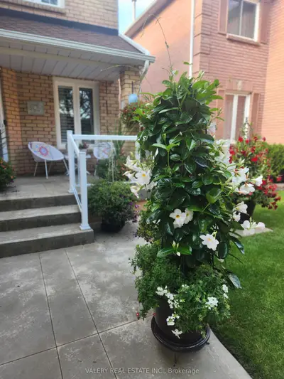 28 Iles Street, Ajax, On L1t 3v4
