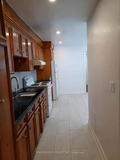 765 Gerrard Street E Main Fl, Toronto, On M4m 1y5