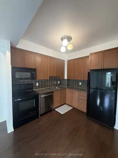 151 Village Green Square 204, Toronto, On M1s 0k5