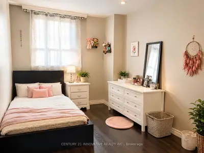 1 Massey Square 609, Toronto, On M4c 5l4