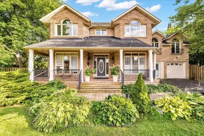 828 Wildflower Court, Oshawa, On L1g 7z4