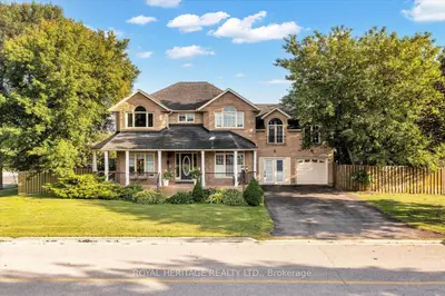 828 Wildflower Court, Oshawa, On L1g 7z4