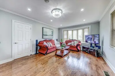 137 Janray Drive Main, Toronto, On M1g 1y8
