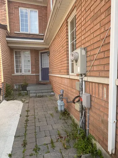 240 Mclevin Avenue Main, Toronto, On M1b 6c3