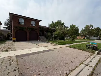 56 Leafield Drive Upper, Toronto, On M1w 2t2