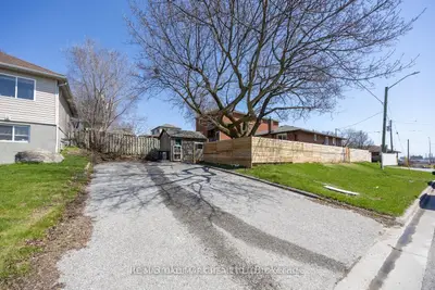 324 College Avenue Main, Oshawa, On L1j 1s1