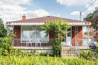 15 Maretta Avenue Upper, Toronto, On M1k 3x8