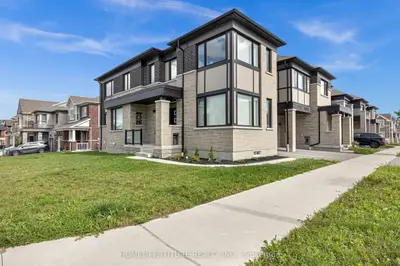 3379 Swordbill Street, Pickering, On L1x 0m9