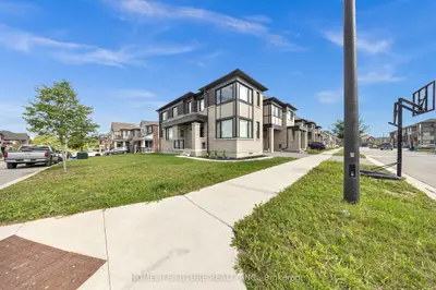 3379 Swordbill Street, Pickering, On L1x 0m9