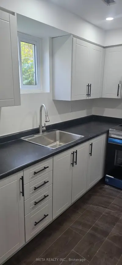 11 Visser Court Lower, Whitby, On L1n 9a6
