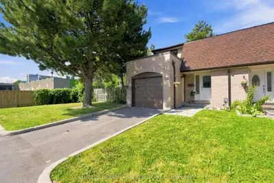 11 Livonia Place 32, Toronto, On M1e 4w5