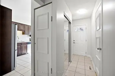 21 W Livonia Place 76, Toronto, On M1e 4w5