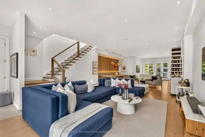 1572 Dundas Street E, Toronto, On M4l 1k8