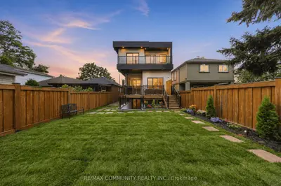 7 Derwyn Road, Toronto, On M4j 4m7
