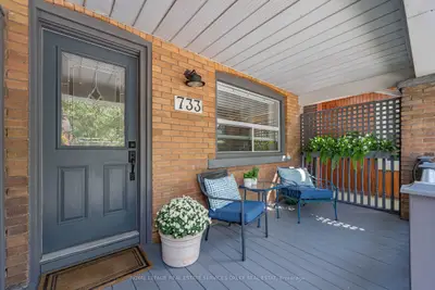 733 Woodbine Avenue, Toronto, On M4e 2j4