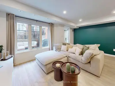 29 Florence Wyle Lane, Toronto, On M4m 3e7
