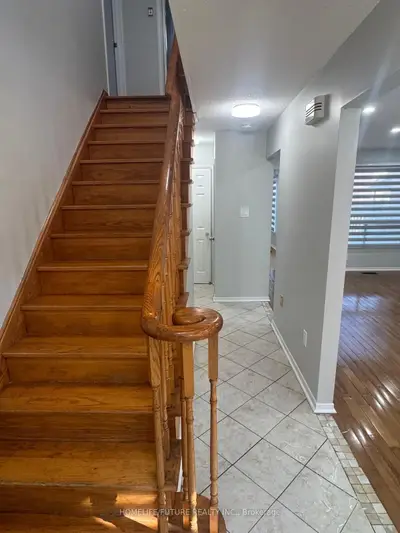 74 Parade Square, Toronto, On M1c 3t6