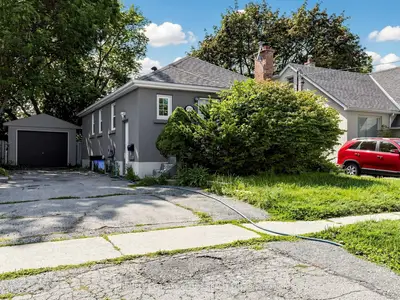 136 Central Park Boulevard N, Oshawa, On L1g 5y7