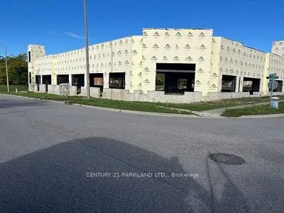 6 Spicer Square, Clarington, On L1c 5m2
