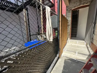 1029 Gerrard Street 2nd Floor, Toronto, On M4m 1z6