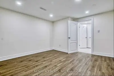 17 Brewton Road Bsmt, Toronto, On M1g 1w2