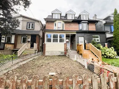 82 Curzon Street, Toronto, On M4m 3b4