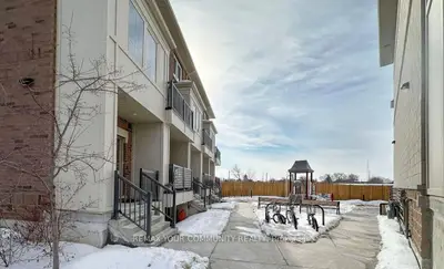 490 Beresford Path 11, Oshawa, On L1h 0b2
