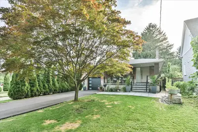 16 Squires Avenue, Toronto, On M4b 2r3