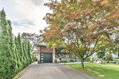 16 Squires Avenue, Toronto, On M4b 2r3