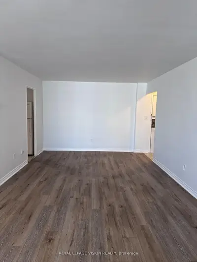 5 Massey Square 2801, Toronto, On M4c 5l6