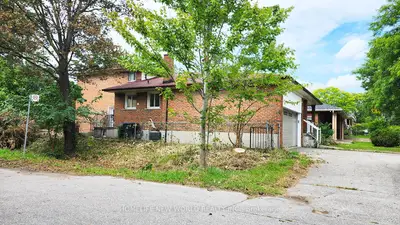 2 Arkona Drive, Toronto, On M1t 1x3