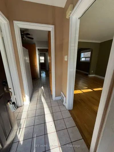 105 St Hubert Avenue Upper, Toronto, On M4j 3z5