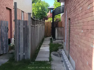 70 Lipton Crescent Basement, Whitby, On L1r 1w9