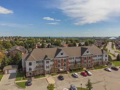 106 Aspen Springs Drive 203, Clarington, On L1c 5n7
