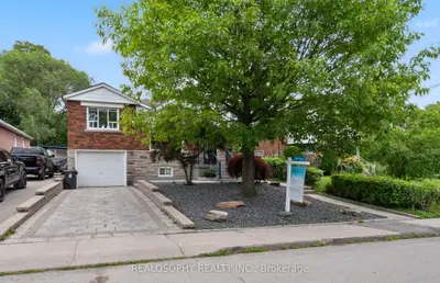 69 Squires Avenue, Toronto, On M4b 2r7
