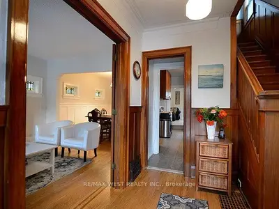 811 Coxwell Avenue, Toronto, On M4c 3e5
