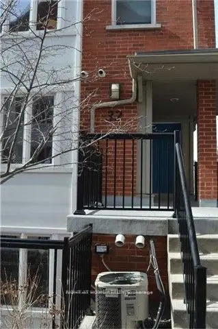 32 Florence Wyle Lane 2, Toronto, On M4m 3e7