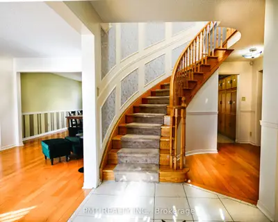 26 Dartmoor Drive Main, Toronto, On M1e 5b2