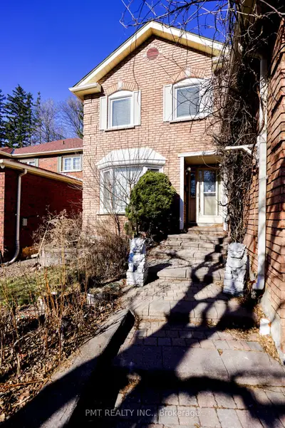 26 Dartmoor Drive Main, Toronto, On M1e 5b2