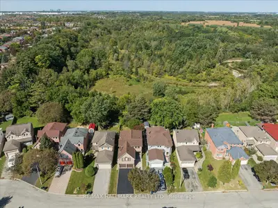 32 Valley Centre Drive, Toronto, On M1x 1l3