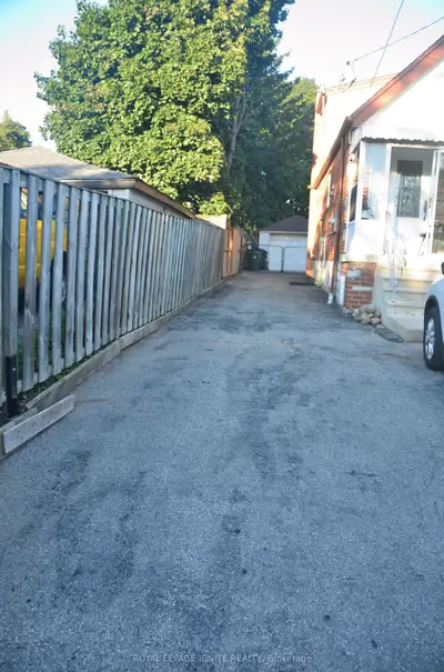 1001 Pharmacy Avenue Bsmt, Toronto, On M1r 2g5