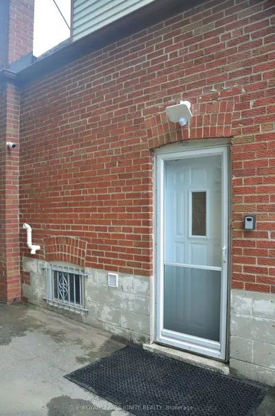 1001 Pharmacy Avenue Bsmt, Toronto, On M1r 2g5