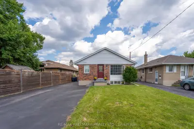 1557 Pharmacy Avenue, Toronto, On M1r 2k4