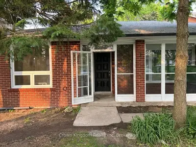35 Homestead Road Main, Toronto, On M1e 3r8