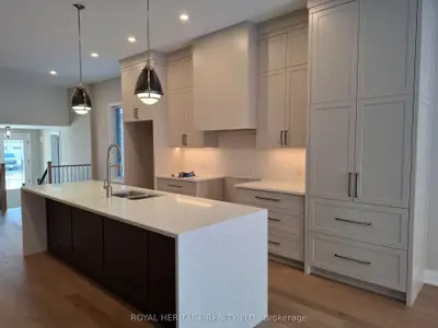 8 St Augustine Drive, Whitby, On L1m 0l7