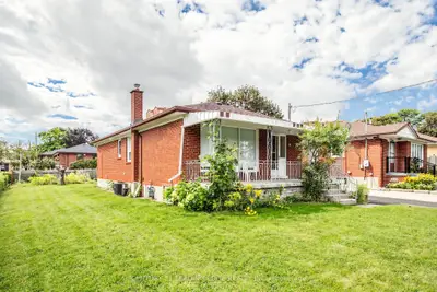 15 Maretta Avenue Upper, Toronto, On M1k 3x8