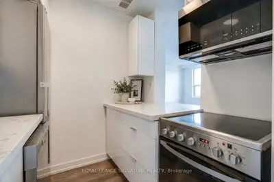 15 Gamble Avenue 203, Toronto, On M4k 2h3