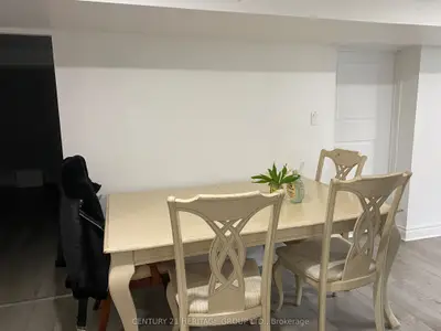 28 Shirley Crescent, Toronto, On M1m 1l1